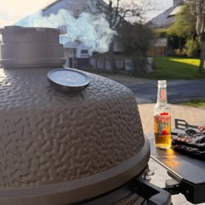 Kamado The Bastard encendido en un jardín soleado durante la primavera.
